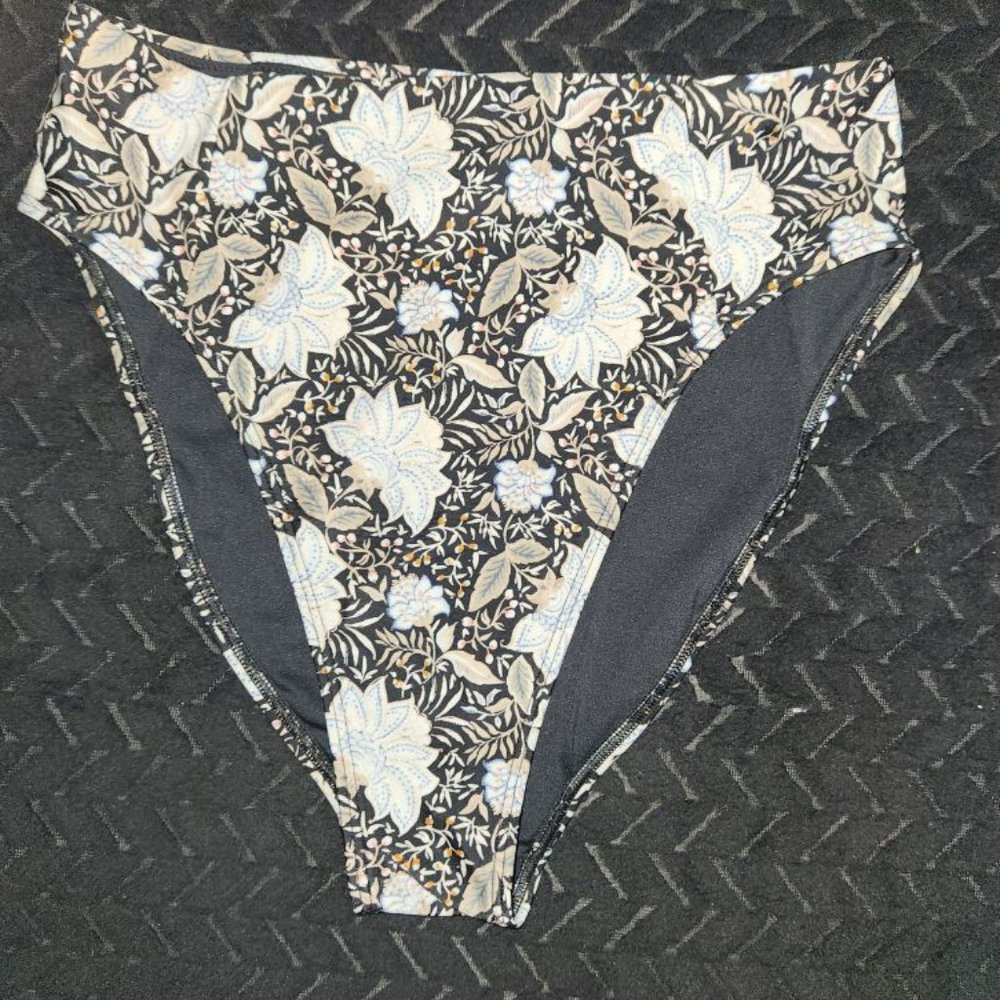 Old Navy ladies' Swim Hi-Rise bikini bottoms in size medium / 26" waist